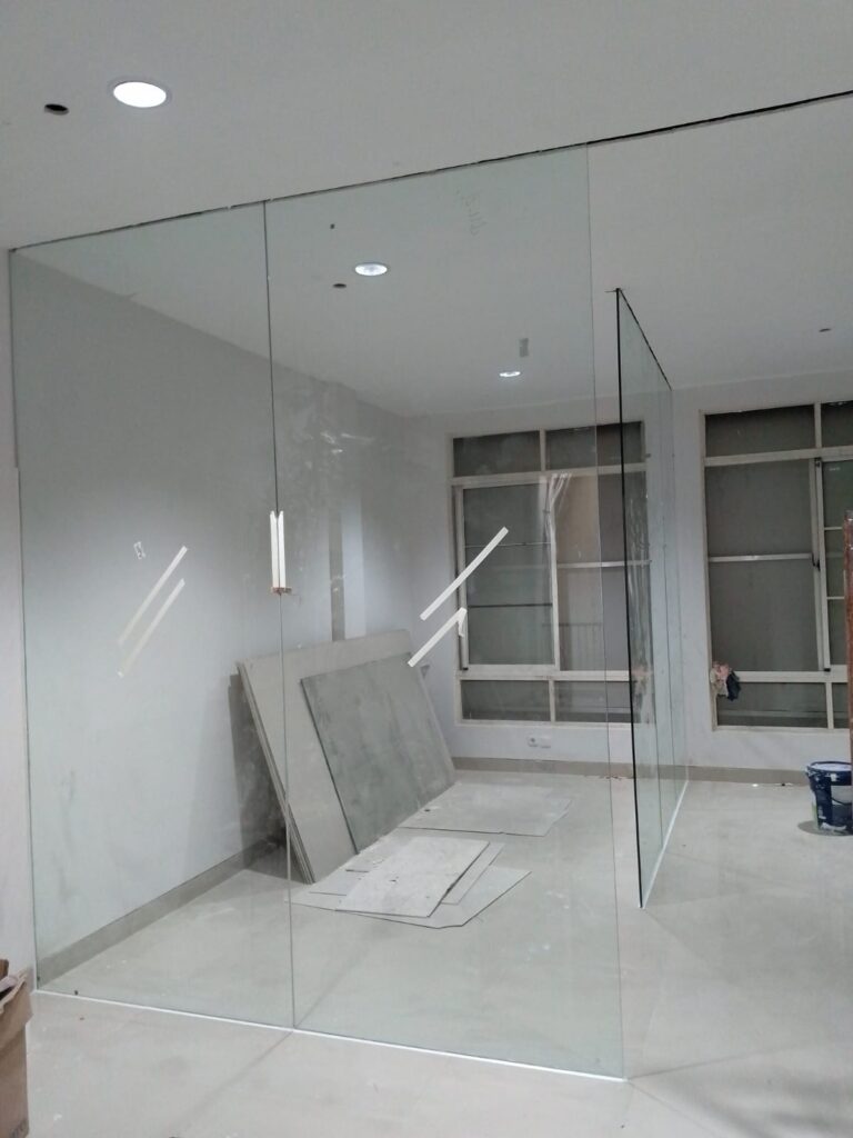 pembatas sekat kaca tempered