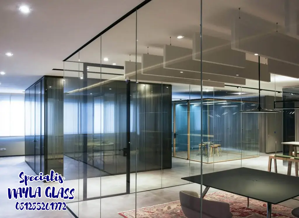 Partisi kaca ruangan kantor